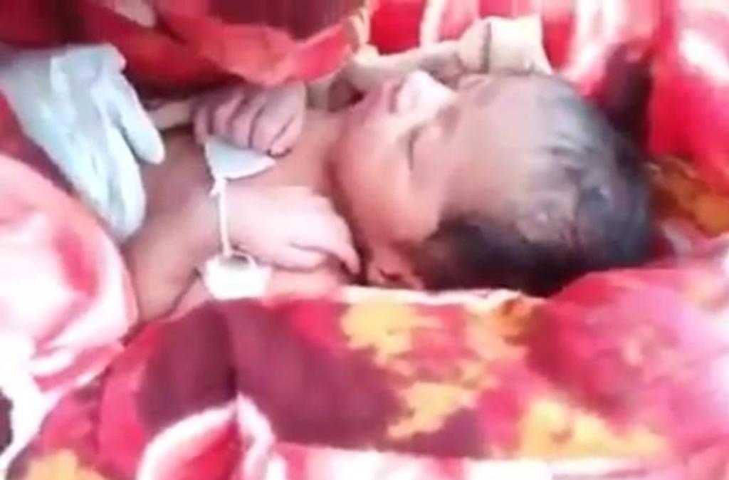 Policías rescatan a bebé que iba a ser enterrada viva por su propia familia