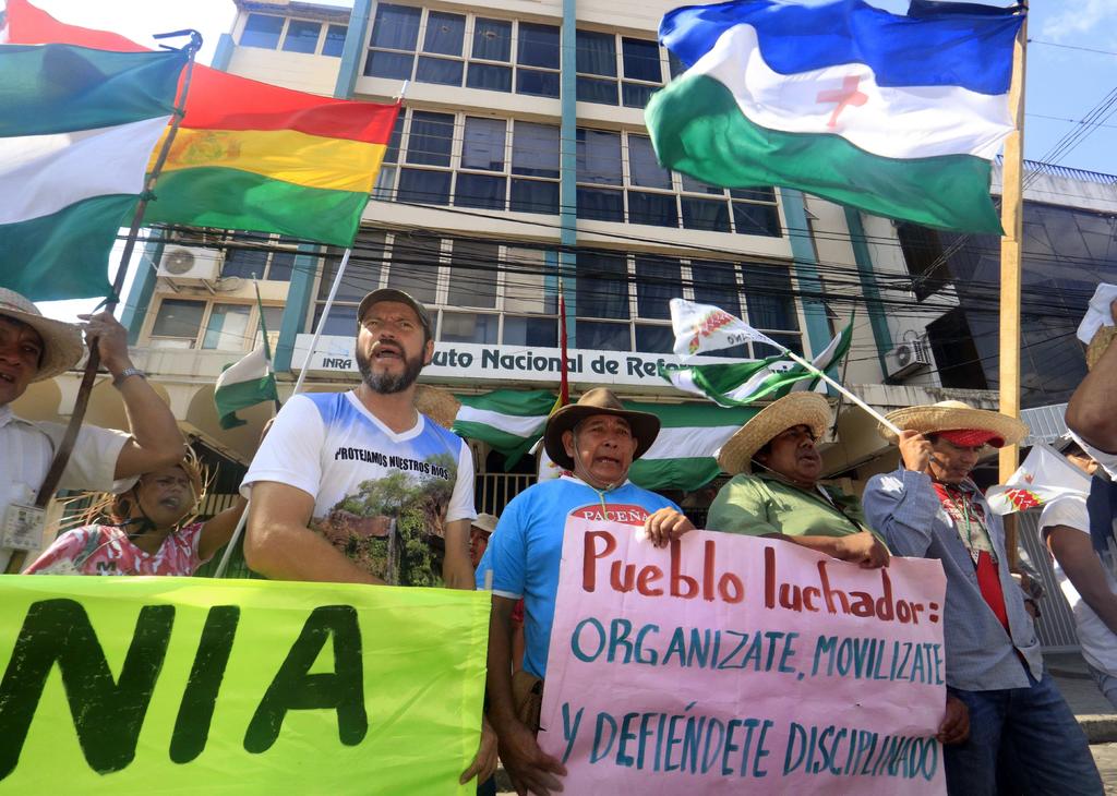 Protestan frente a instituciones públicas en Bolivia