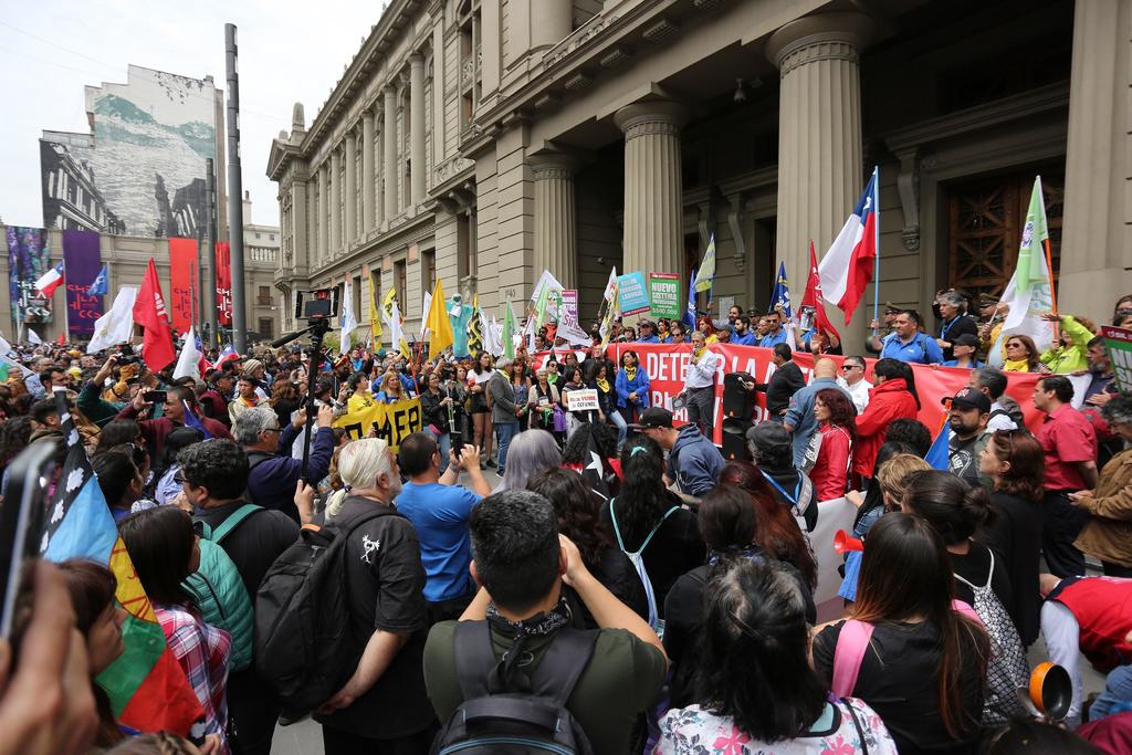 Manifestantes rodean sede del Congreso en rechazo al presidente de Chile