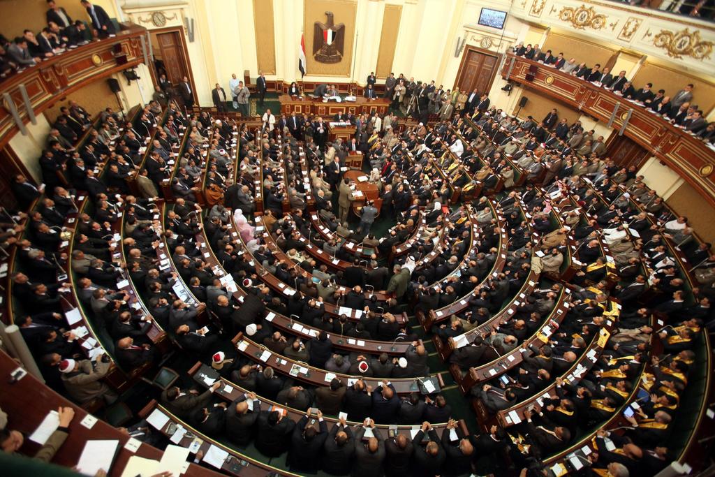 Parlamento egipcio extiende tres meses más el estado de emergencia