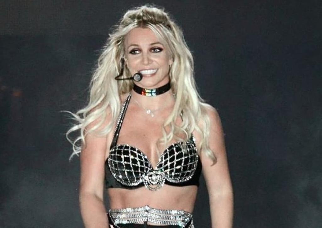 Britney Spears sorprende con rutina de yoga en bikini