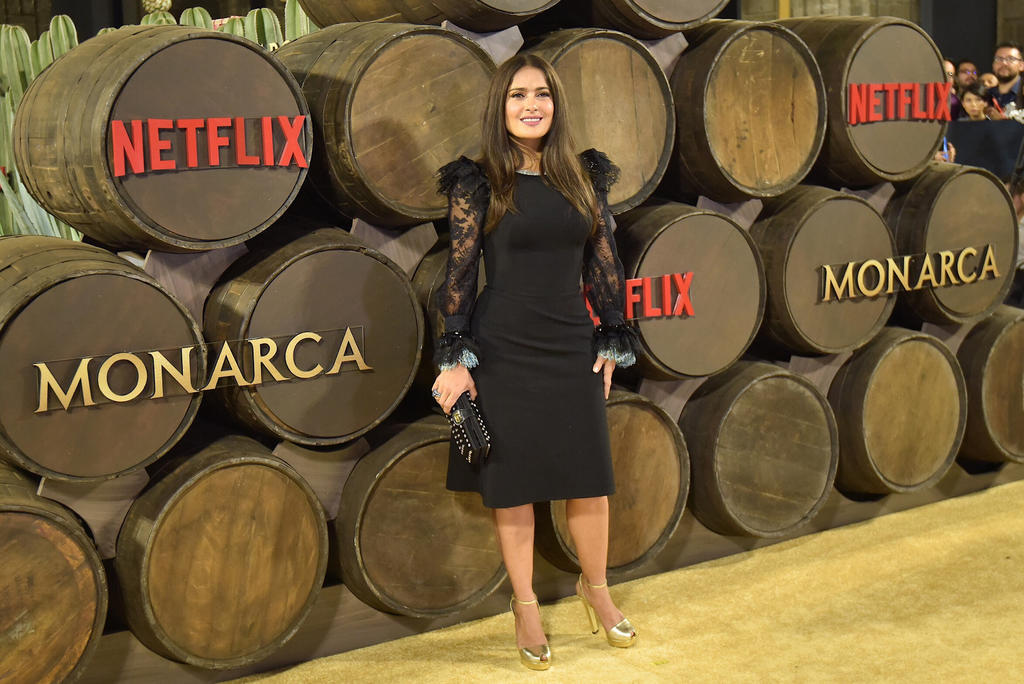 Salma Hayek exige perfección a elenco de 'Monarca'