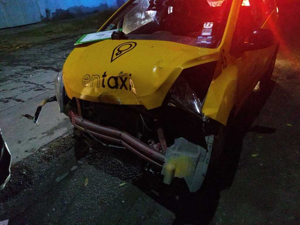 Impacta ambulancia a unidad de taxi