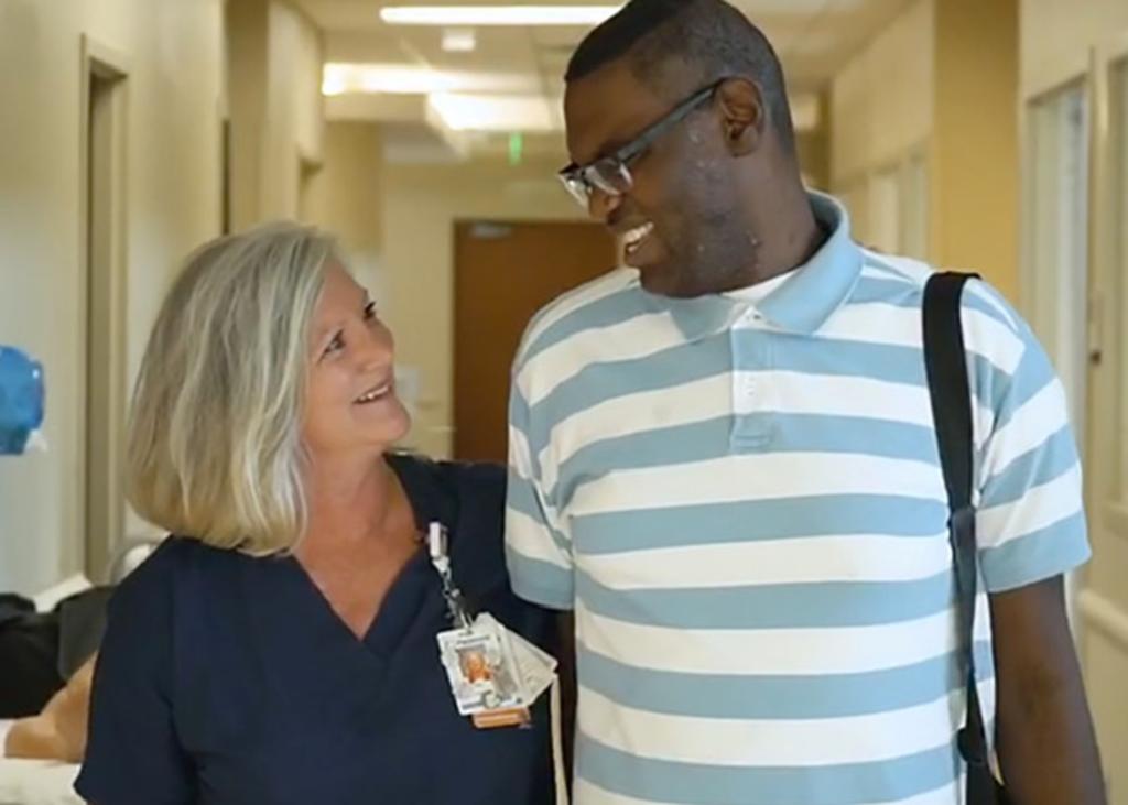 Enfermera adopta a paciente para que pueda recibir trasplante