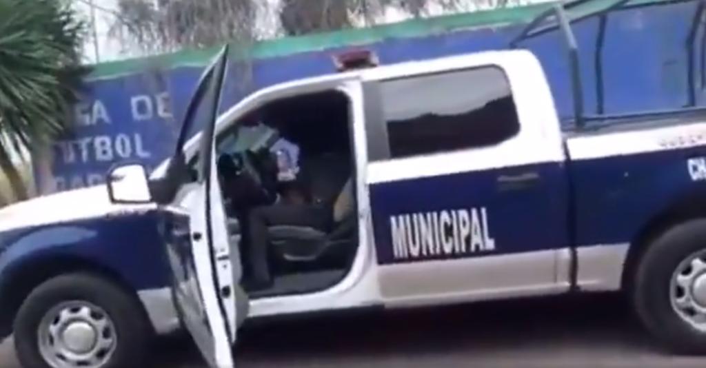 VIDEO: Captan a policías en presunto estado de ebriedad