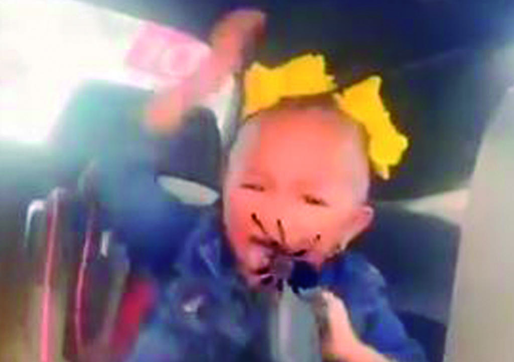 Coloca filtro de tarántula en rostro de su bebé y su reacción se hace viral