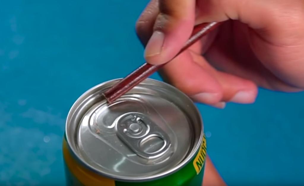 Truco para abrir lata de refresco con un lápiz se vuelve viral