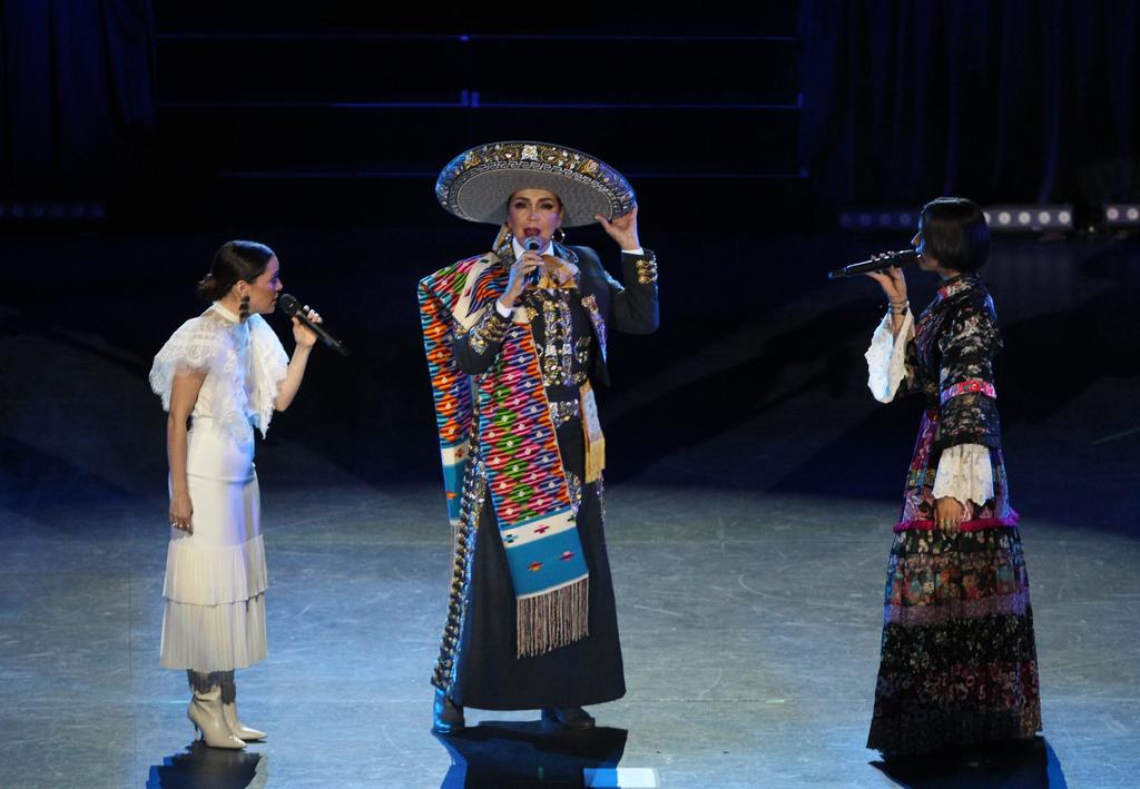 Natalia Lafourcade comparte escenario con Carlos Rivera, Ángela Aguilar y Café Tacvba