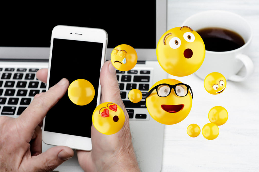 Los emojis son lo más cercano a una lengua universal jamás creada, afirma Fundéu