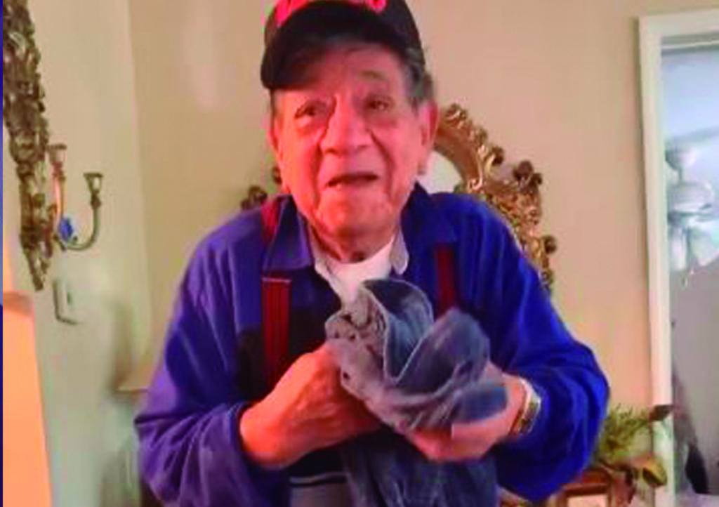 VIRAL: La adorable reacción de un abuelo al ver pantalón roto de su nieta