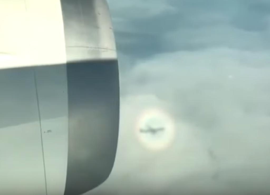 Avión parece volar dentro de un arcoíris circular