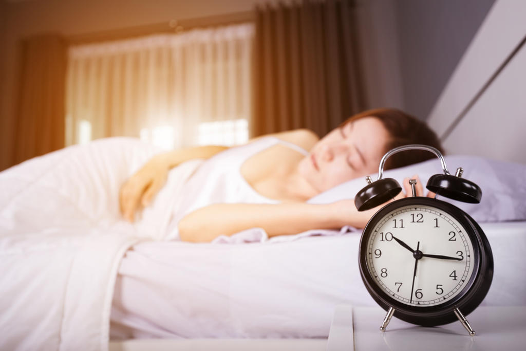 Dormir con la luz prendida podría ser mortal, revela estudio