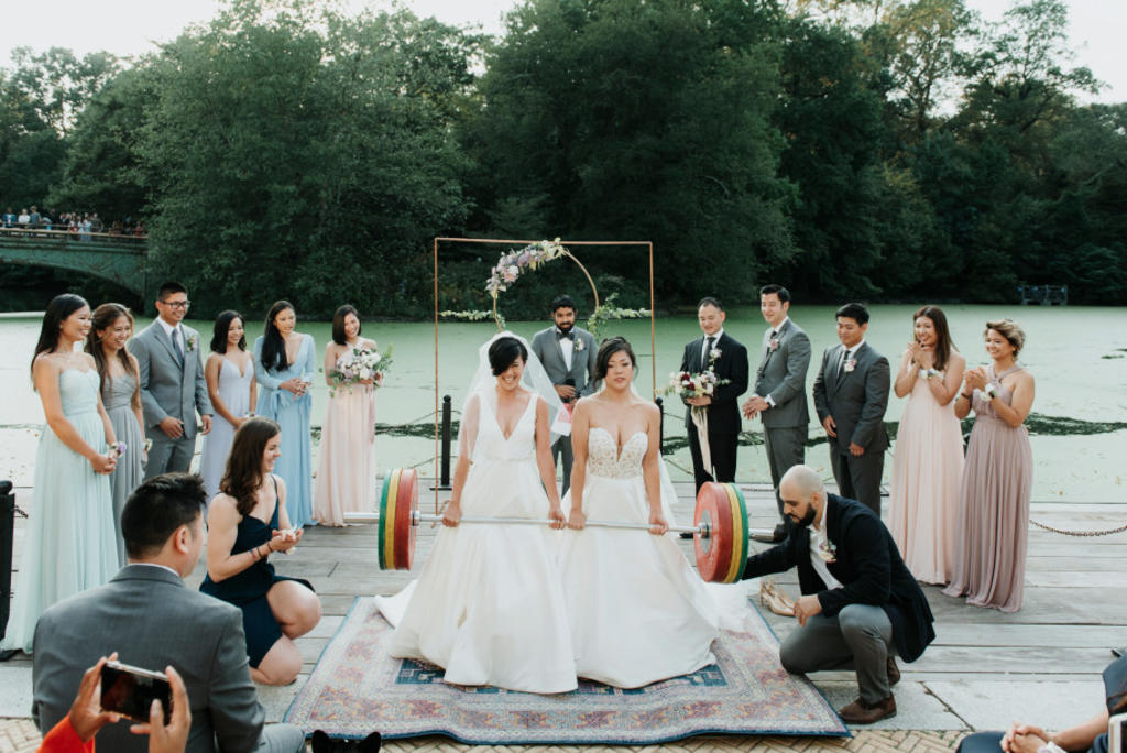 Novias sorprenden levantando pesas en su boda