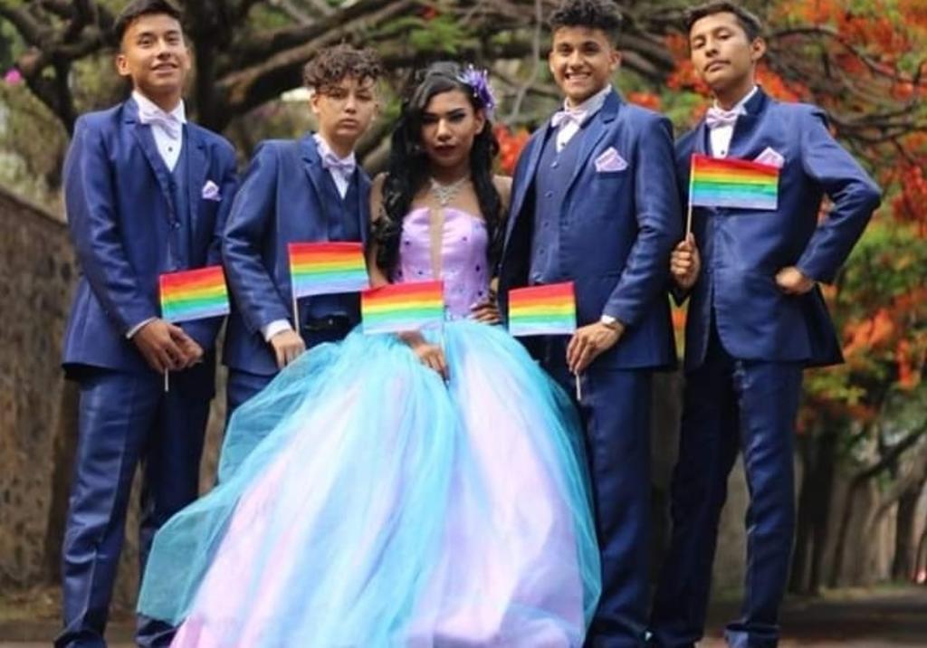 VIRAL: Joven gay celebró su fiesta de XV con vestido y chambelanes