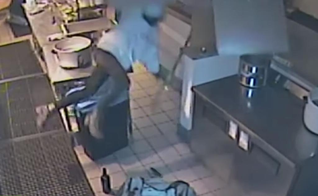 VIDEO: Mujer entra a robar a un restaurante pero termina cayendo del techo