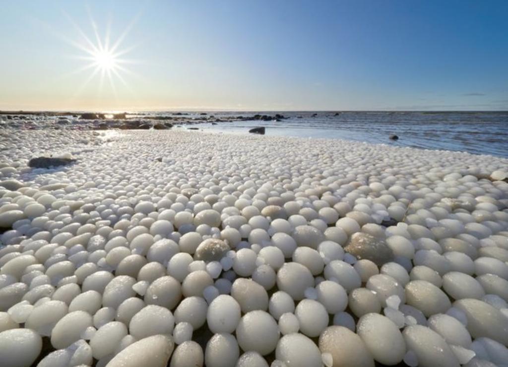 Desconcierta aparición de extrañas bolas de hielo en Finlandia