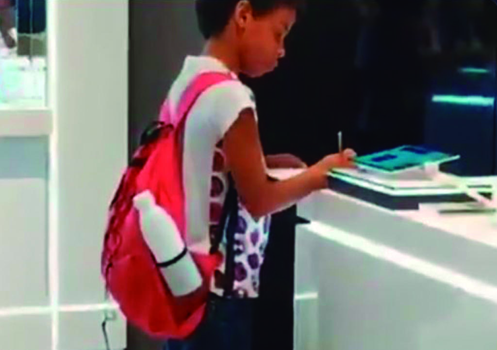 Viral: Niño de bajos recursos hace su tarea en centro comercial