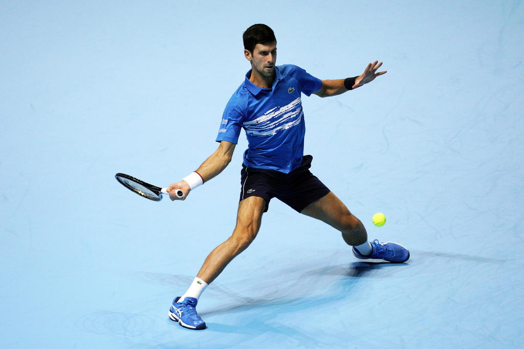 Novak Djokovic debuta con triunfo; cae Roger Federer