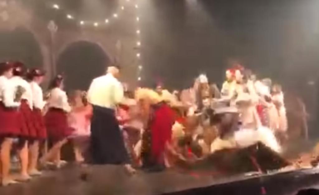 VIDEO: Grupo de bailarines caen al romper un escenario por saltar en éste