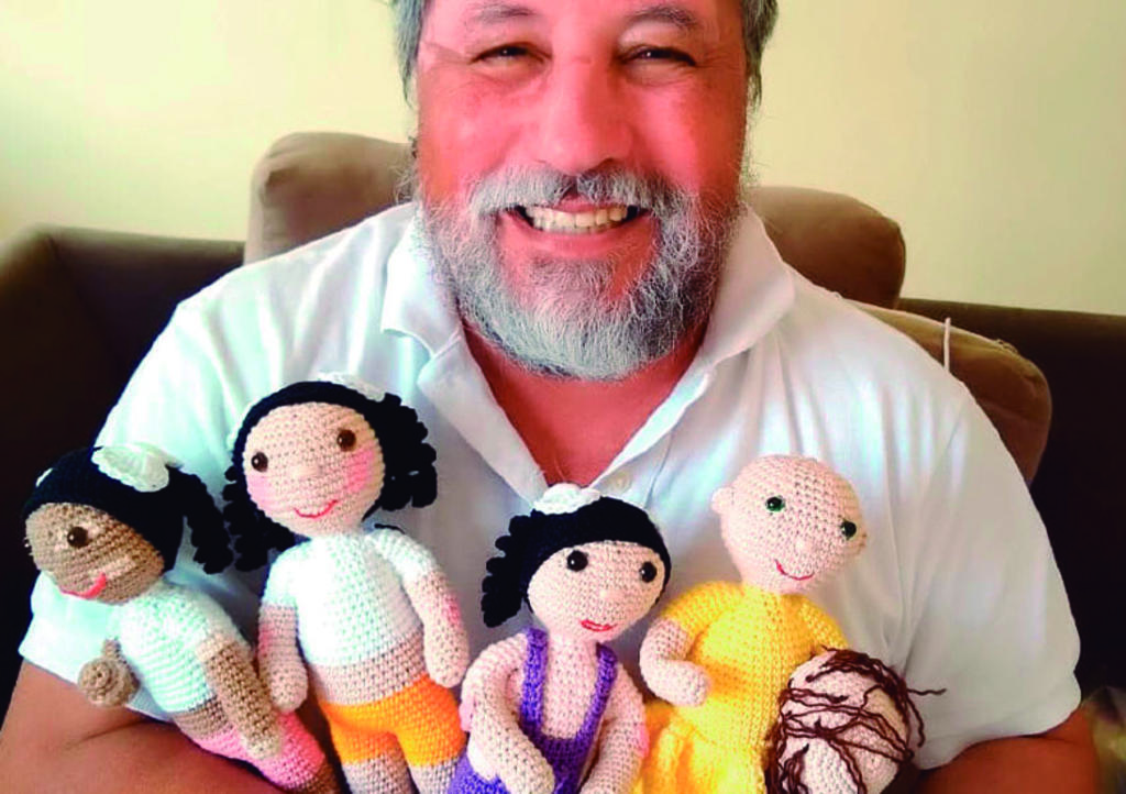 Abuelito crea muñecas con capacidades diferentes para su nieta