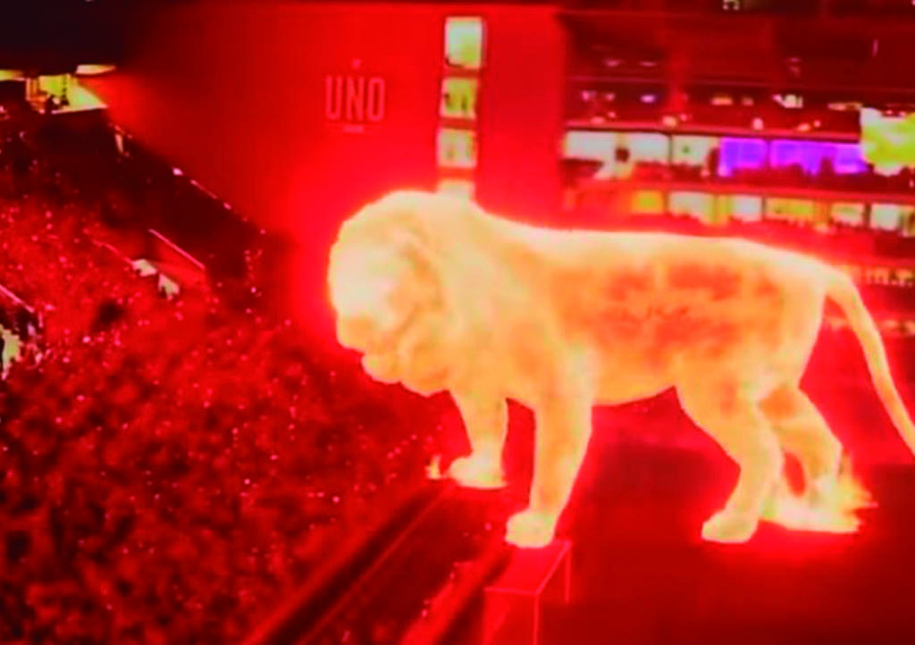 Video: Increíble 'león de fuego' invade campo de futbol