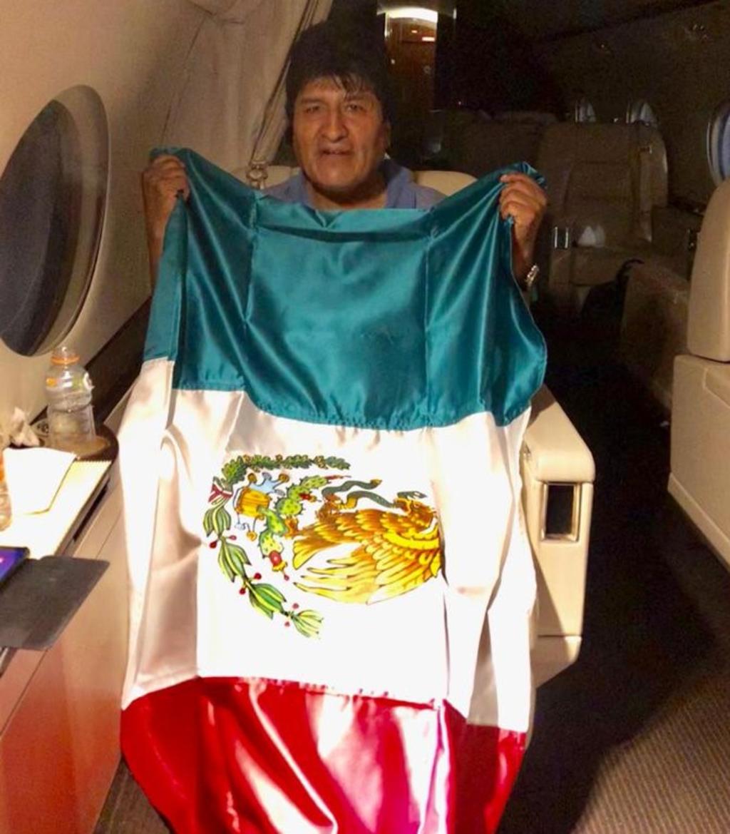 Ebrard comparte imagen de Morales a bordo de avión con bandera de México