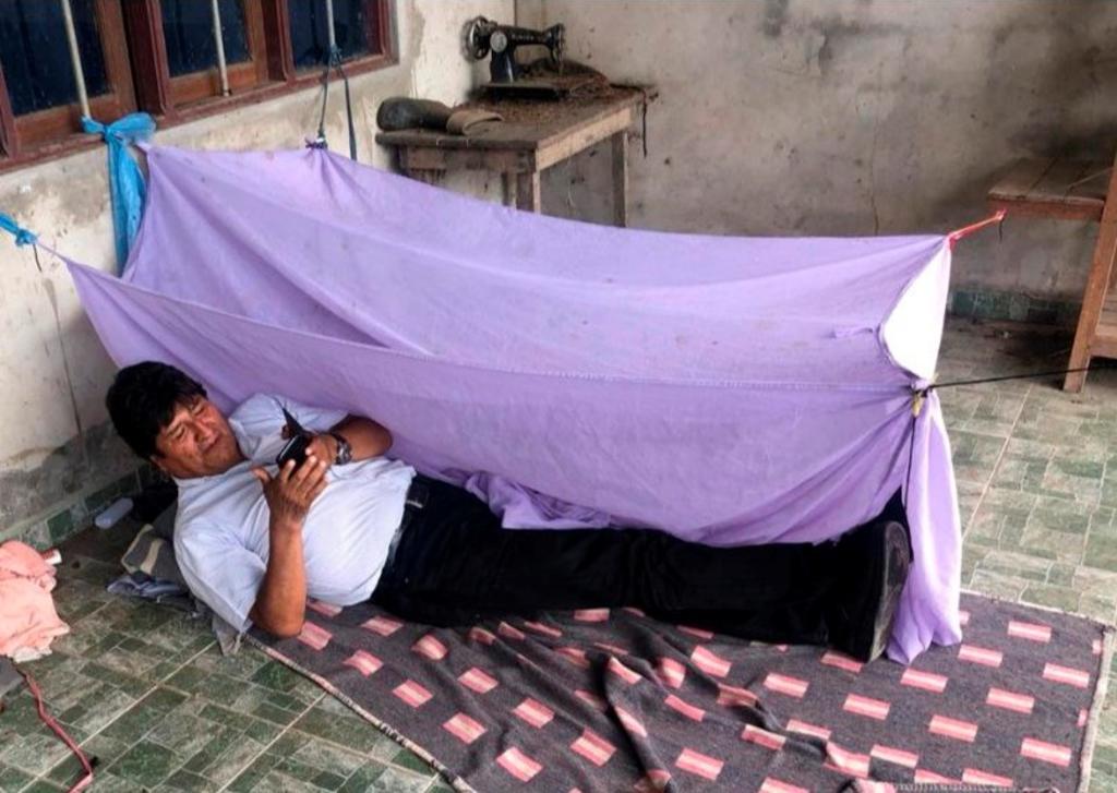 Dormido en el suelo, pasó Evo Morales su primera noche como expresidente