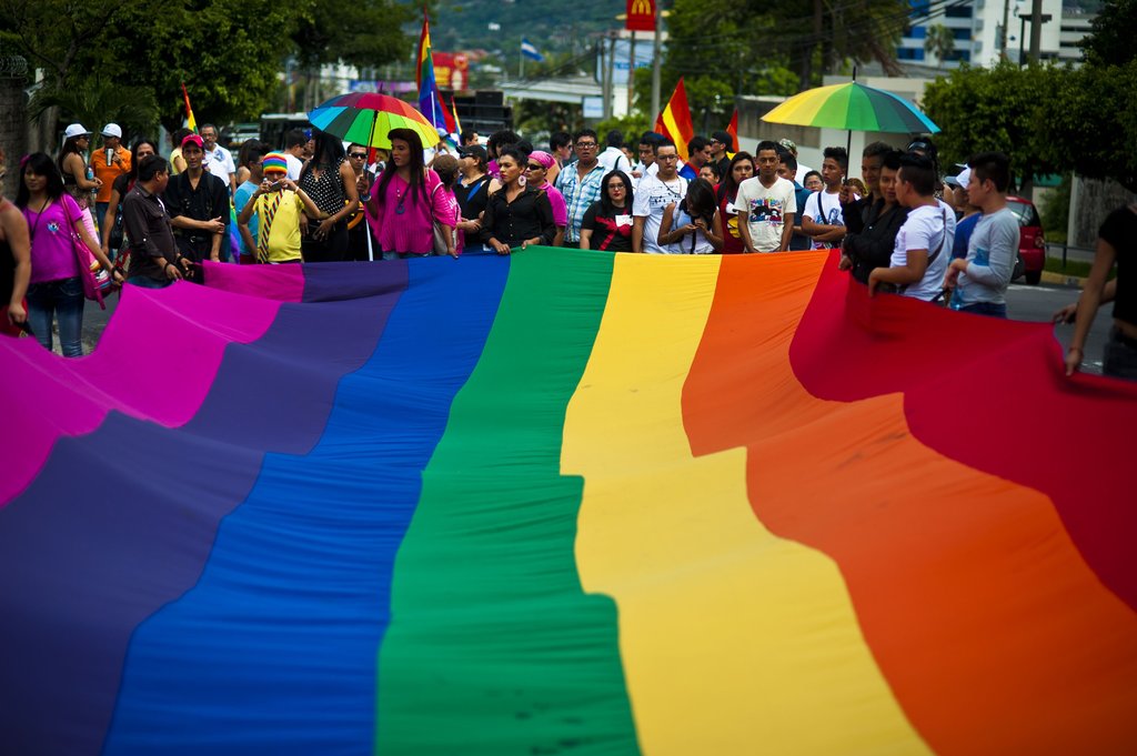 Llama ACNUR a investigar crímenes de odio contra la comunidad LGBTI