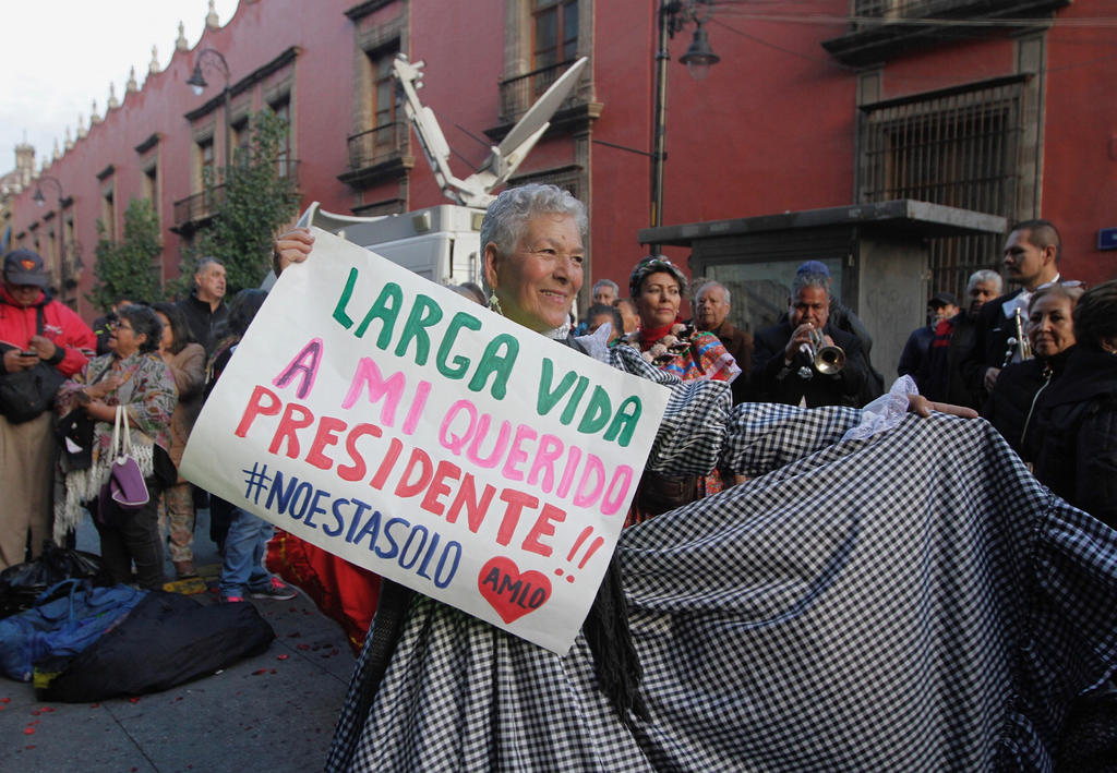 'Las Adelitas' llevan mariachi a López Obrador por su cumpleaños