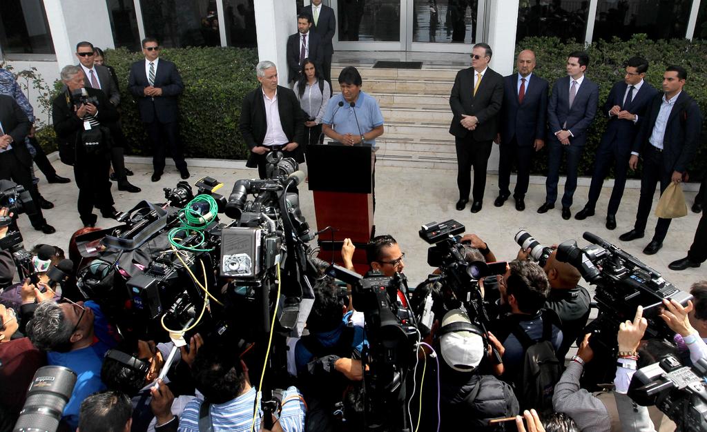 Elogia AMLO a Evo Morales; no descarta reunión con él