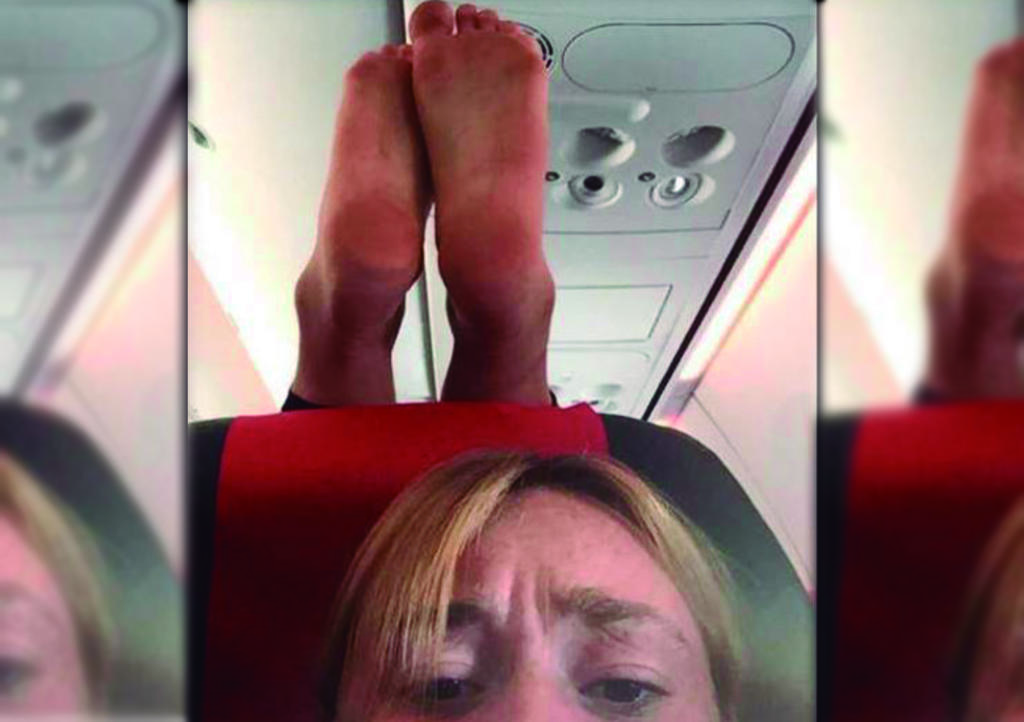 Viral: Coloca sus pies sucios sobre respaldo de pasajera en avión