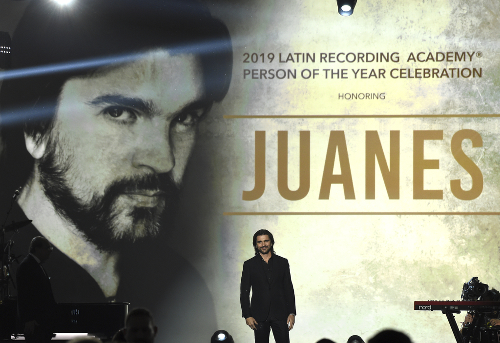 Se arrodillan ante Juanes