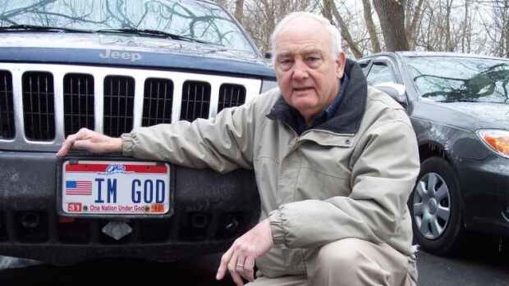 Corte aprueba placa para auto con la frase 'Soy Dios'