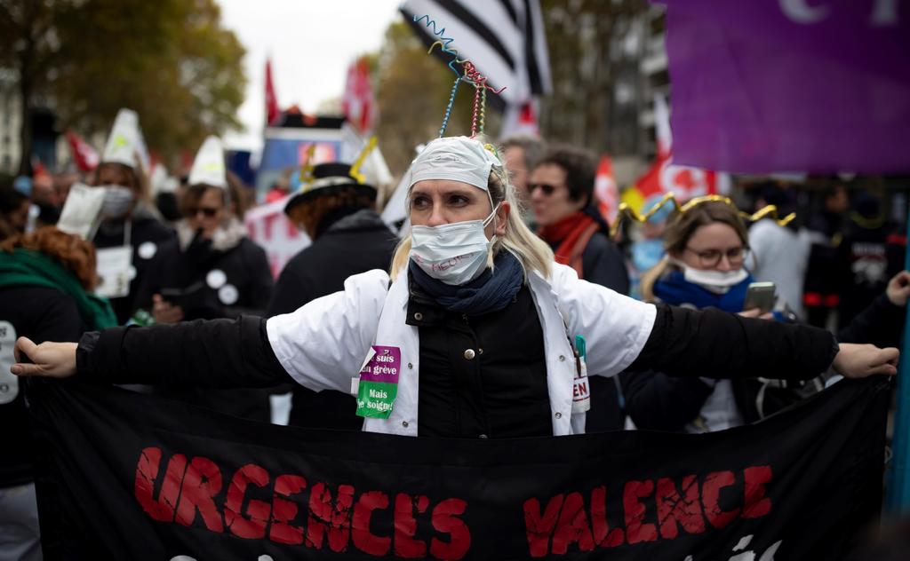 Anuncia Macron un plan de urgencia para el sector salud ante las protestas