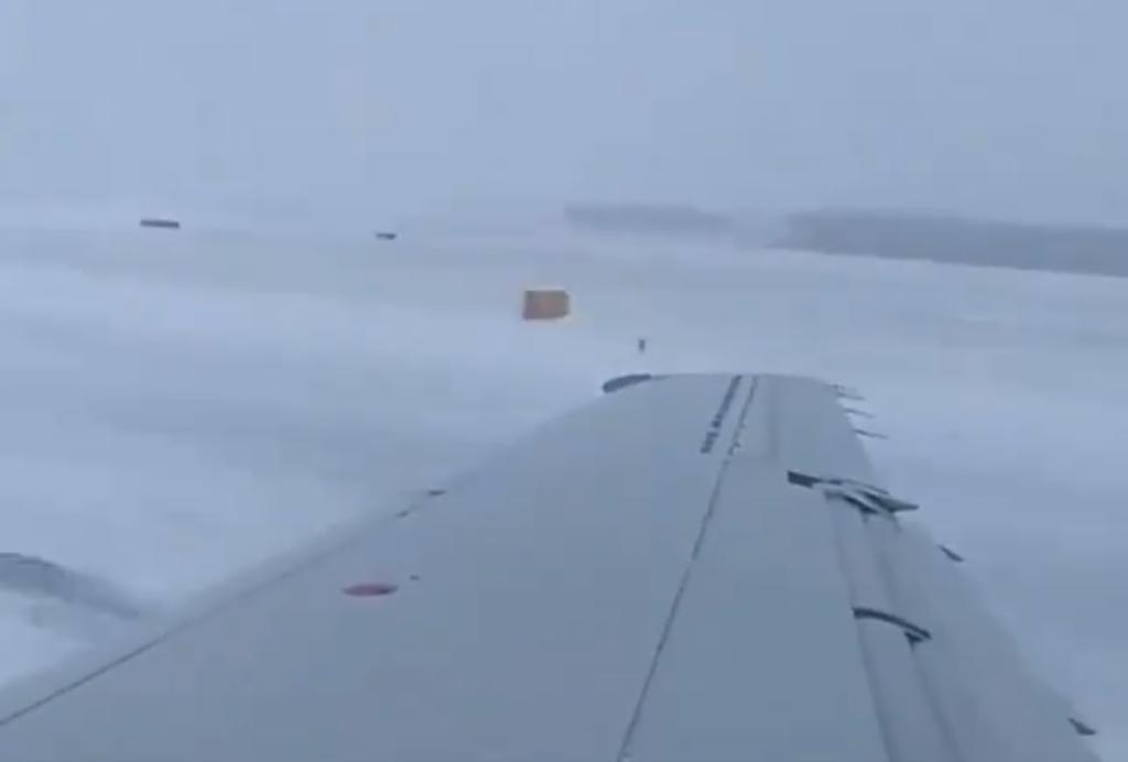 El estremecedor momento en que un avión se sale de la pista de aterrizaje