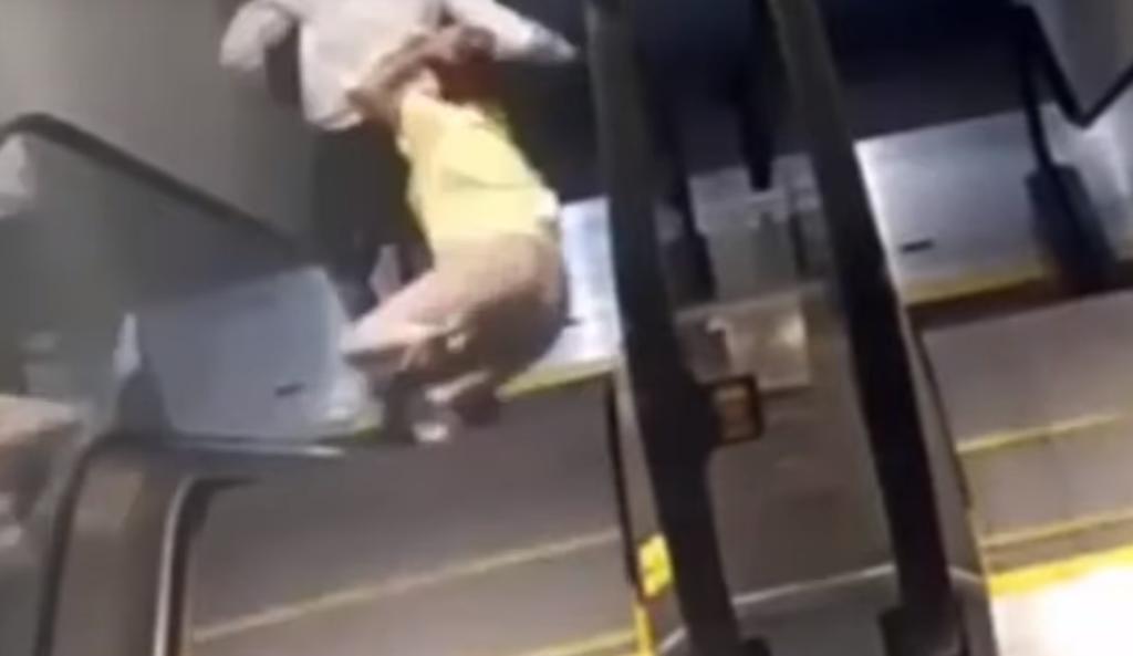 VIDEO: Tumba a mujer de escaleras eléctricas al intentar robar su bolso