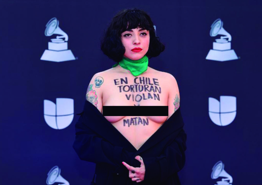 Mon Laferte desnuda su torso en Latin Grammy