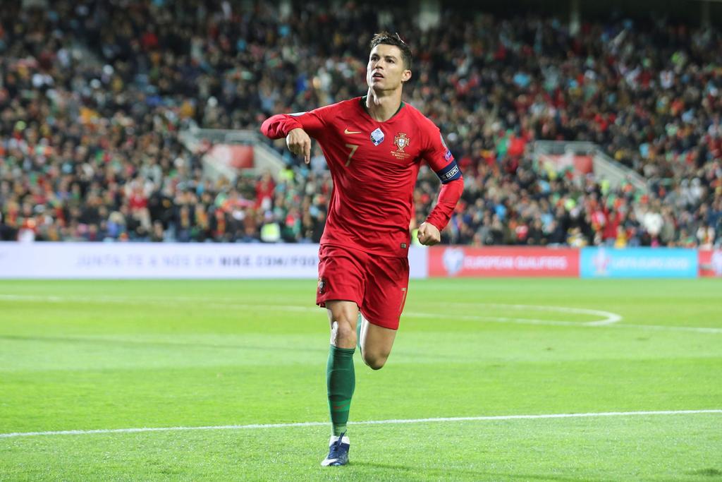 Cristiano Ronaldo anota 'hat-trick' en goleada de Portugal