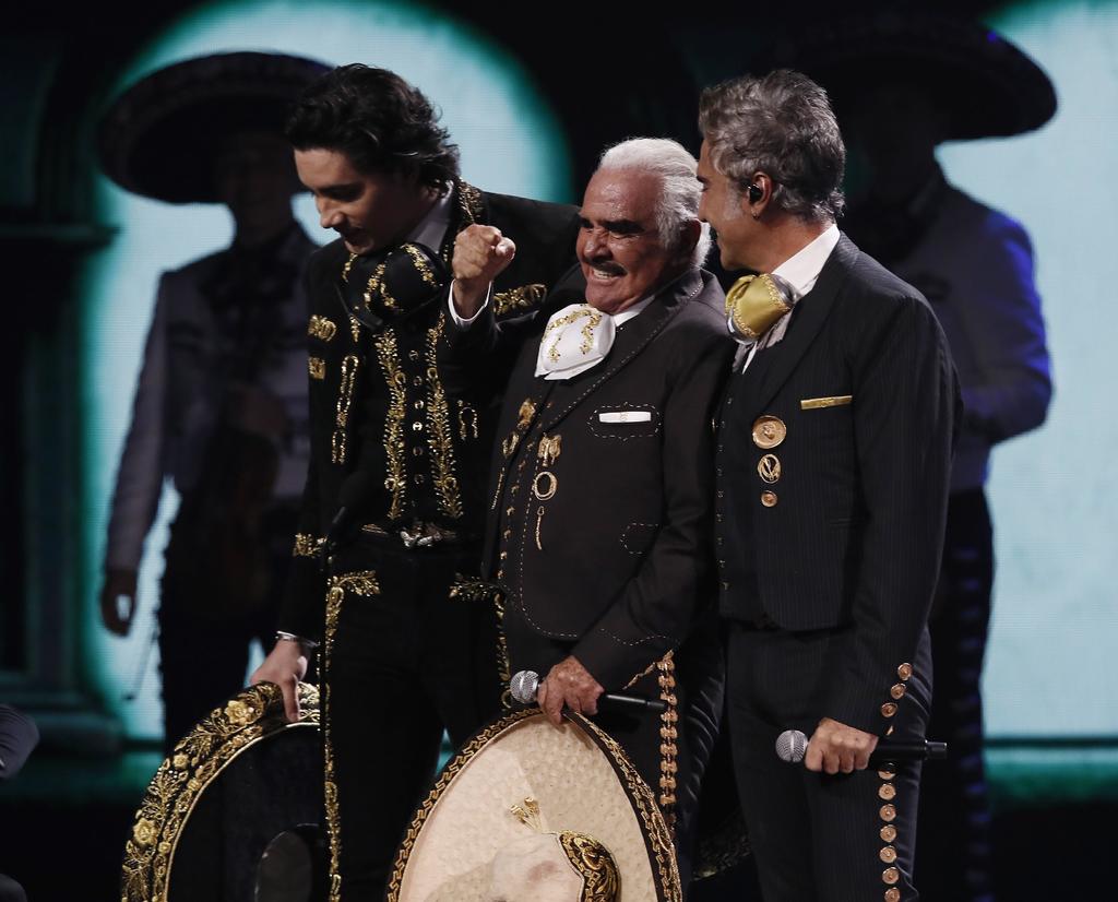Vicente, Alejandro y Alex Fernández se reúnen y emocionan en los Latin Grammy