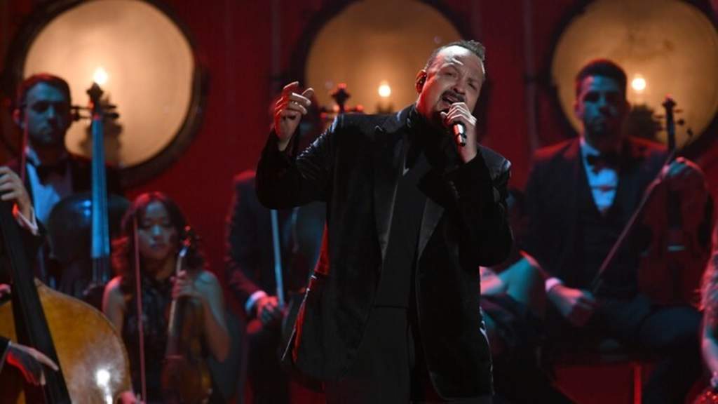 Pepe Aguilar rinde homenaje a José José en los Latin Grammy