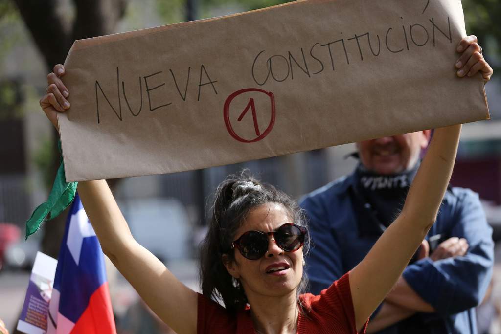 Inician camino para nueva Constitución en Chile; ciudadanos opinan en las calles