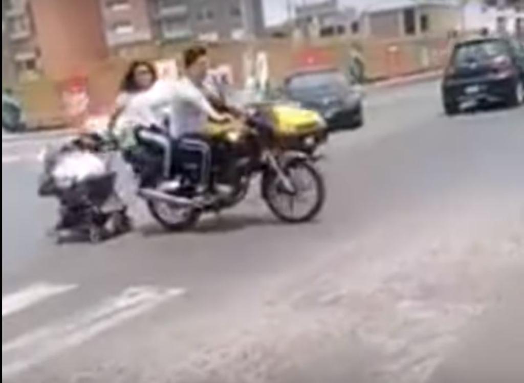 Viral: Indigna pareja que viaja en moto con carreola en mano
