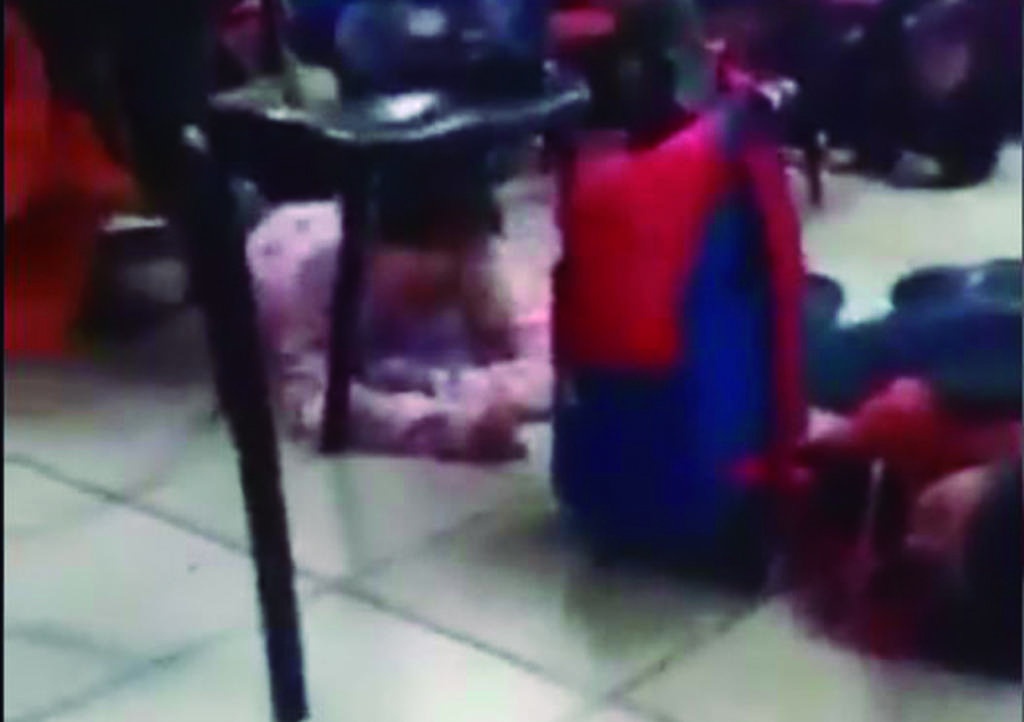 Video: Maestra protege a niños durante balacera en Nuevo Laredo
