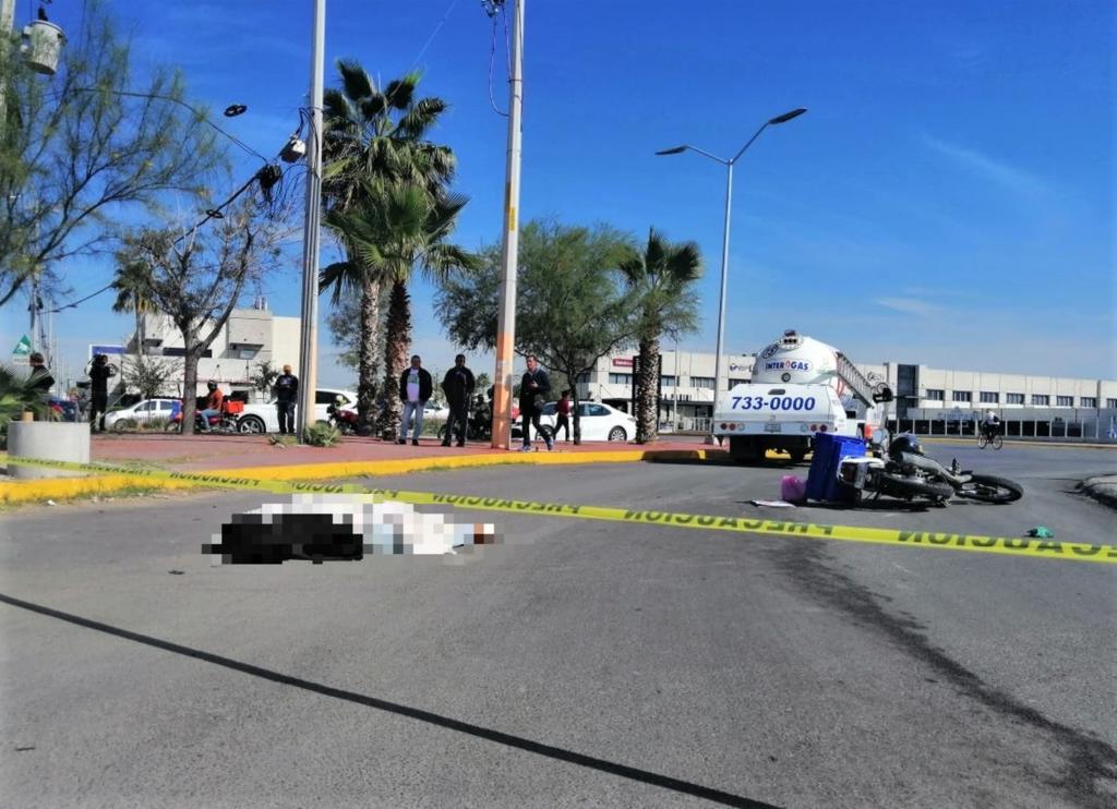 Pipa de gas arrolla a motociclista en el Nudo Mixteco de Torreón