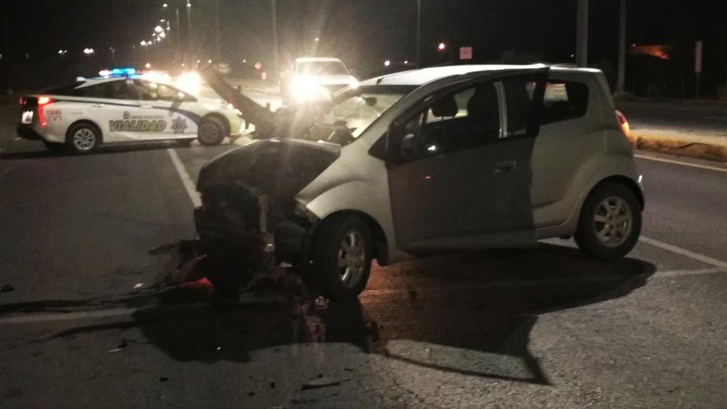 Por exceso de velocidad choca contra auto en Torreón