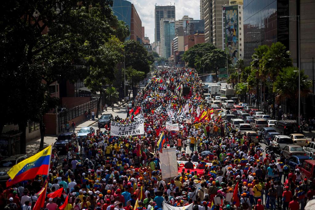 Mueve chavismo a miles en Caracas