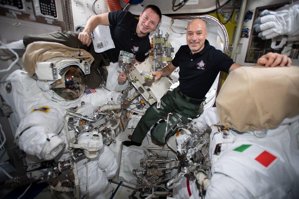Completan astronautas primeras tareas en instrumento que busca materia oscura