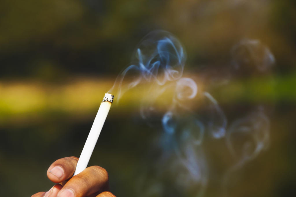 Cigarros light y ultralight hacen a la gente fumar aún más