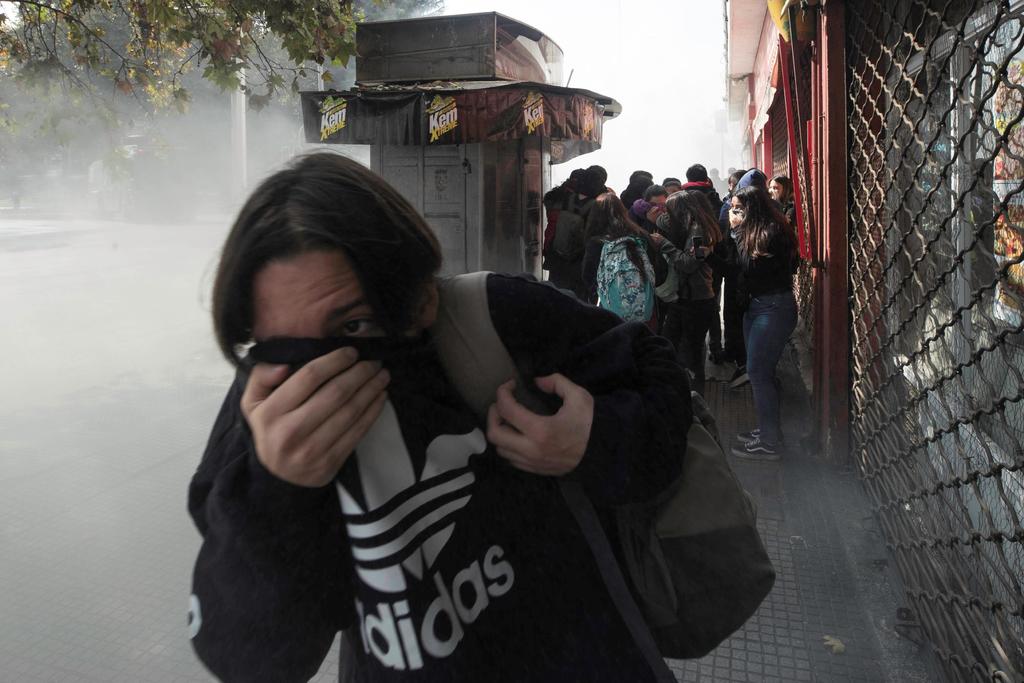 Otra cara de las protestas en Chile: vivir entre nubes de gas lacrimógeno