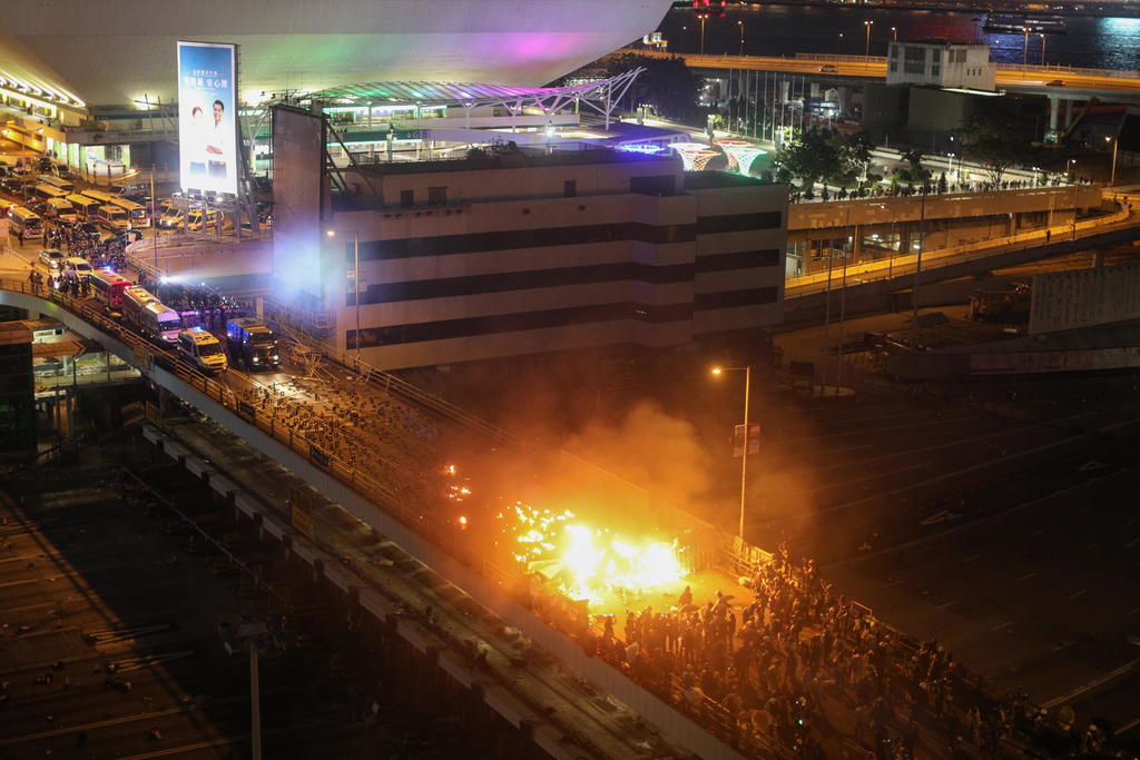 Crece violencia de protestas en Hong Kong